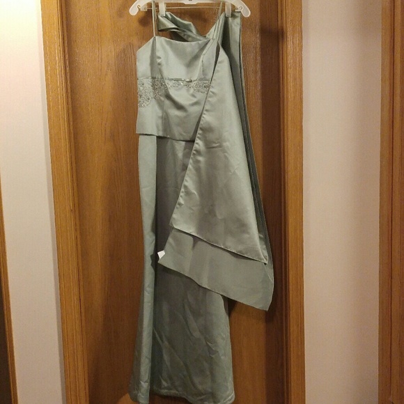 Peridot David's Bridal F11649 Bridesmaid's Dress - Picture 3 of 6